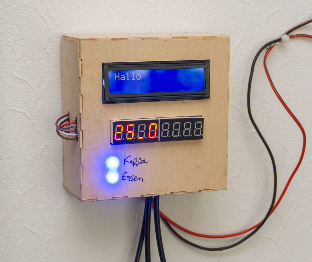 Mittelkonsole – Holzgehäuse mit LED-Display