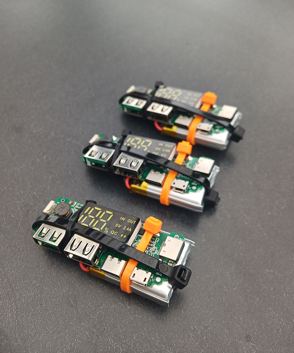 Notfall Powerbank – Ansicht mit Anschluss und Anzeige