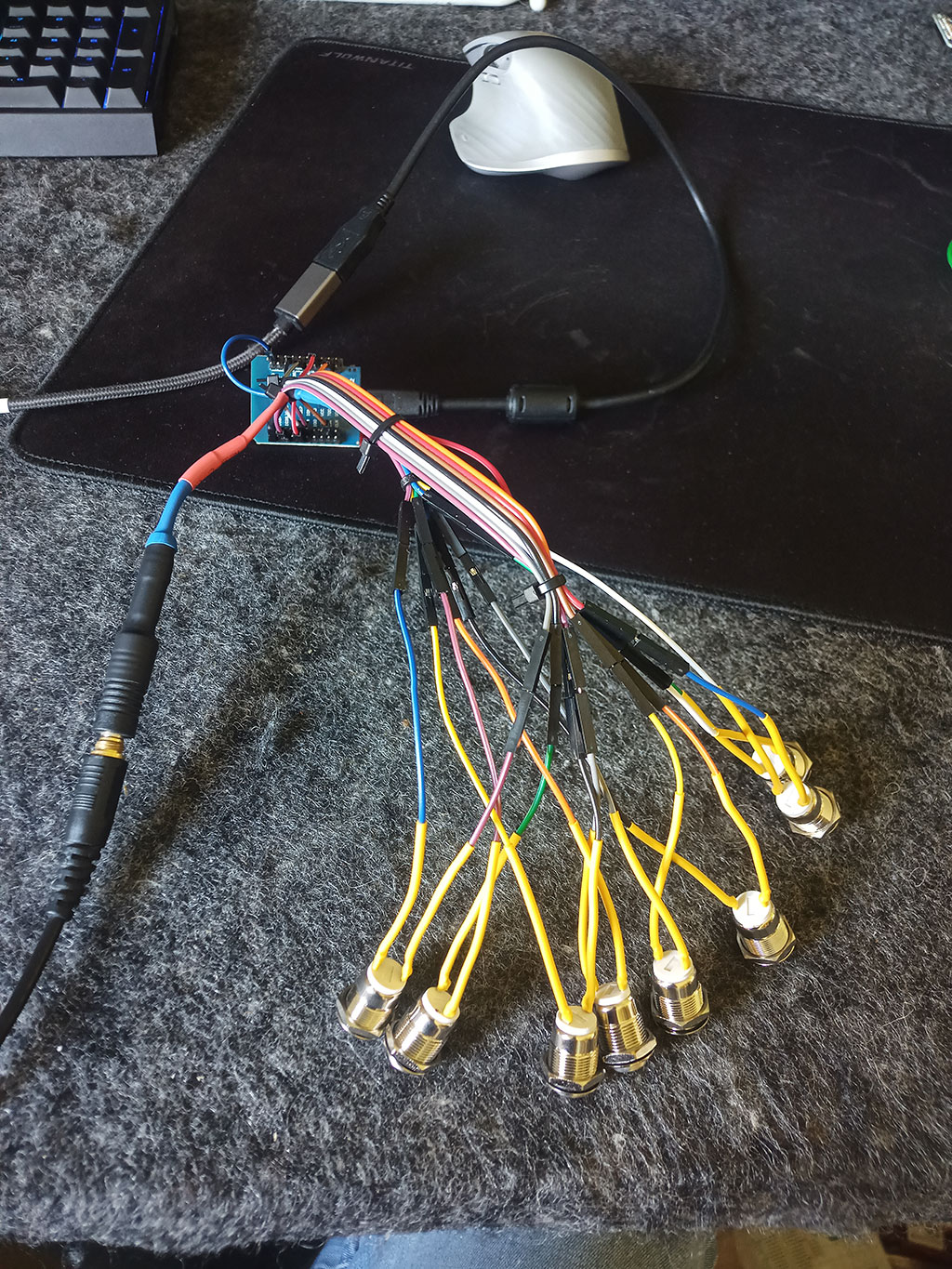 Flugzeugcockpit – Detail der Paneelfertigung