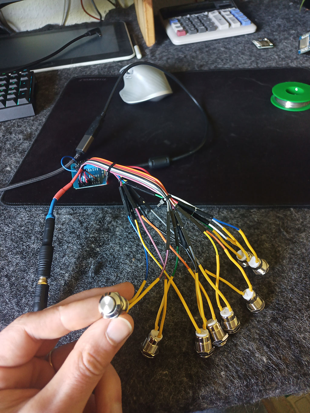 Flugzeugcockpit – Beschriftung und Anzeigen auf dem Panel