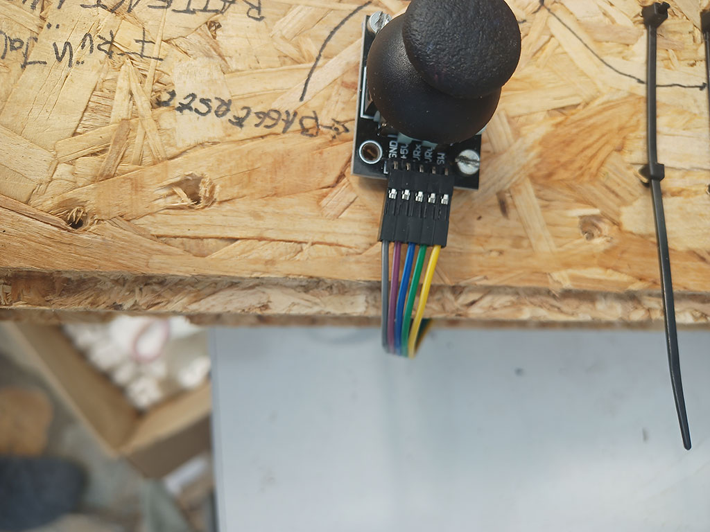 Flippi – Oberfläche mit Tastern und Joystick