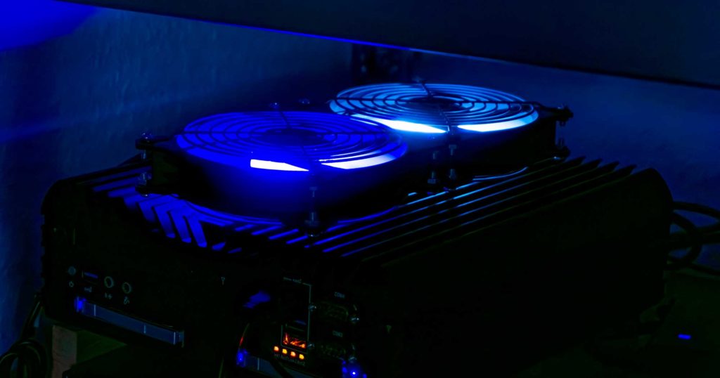Industrieserver mit aktivierten Lüftern – blaue LED-Beleuchtung